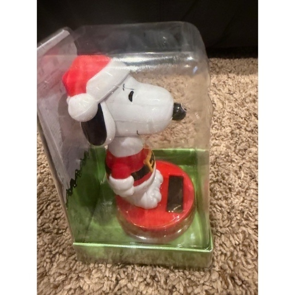 Peanuts Snoopy Christmas Solar Bobble Head I‎ Move Under Bright Light - Picture 5 of 7